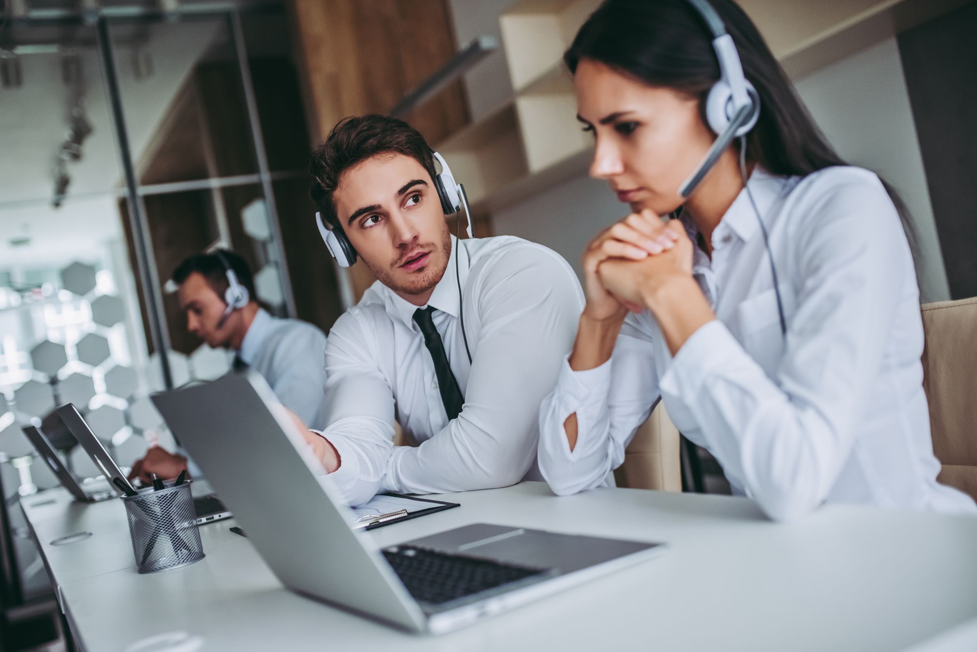 Escute o cliente. E o que o cliente escuta, também